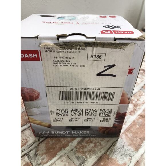 Dash Aqua Mini Bundt Cake Maker With Recipe Booklet Non-Stick Plate - Picture 3 of 5